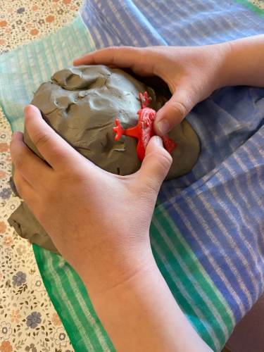 Vi brukte ulike materialer til å lage dekor, frosk, duplo og lego, bilhjul m.m